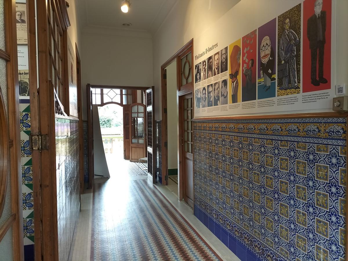 Pasillo de Villa Amparo tras su apertura con una muestra de la vida del poeta en Rocafort y los encuentros con visitantes ilustres.
